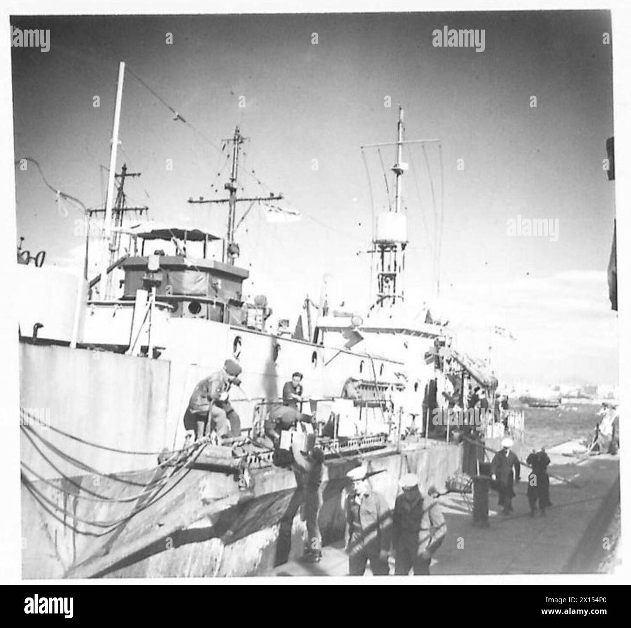 GREECE : PARATROOPS LAND BY SEA AT SALONIKA - Loading rations at Piraeus for the long sea trip to Salonika via Skiathos British Army Stock Photo