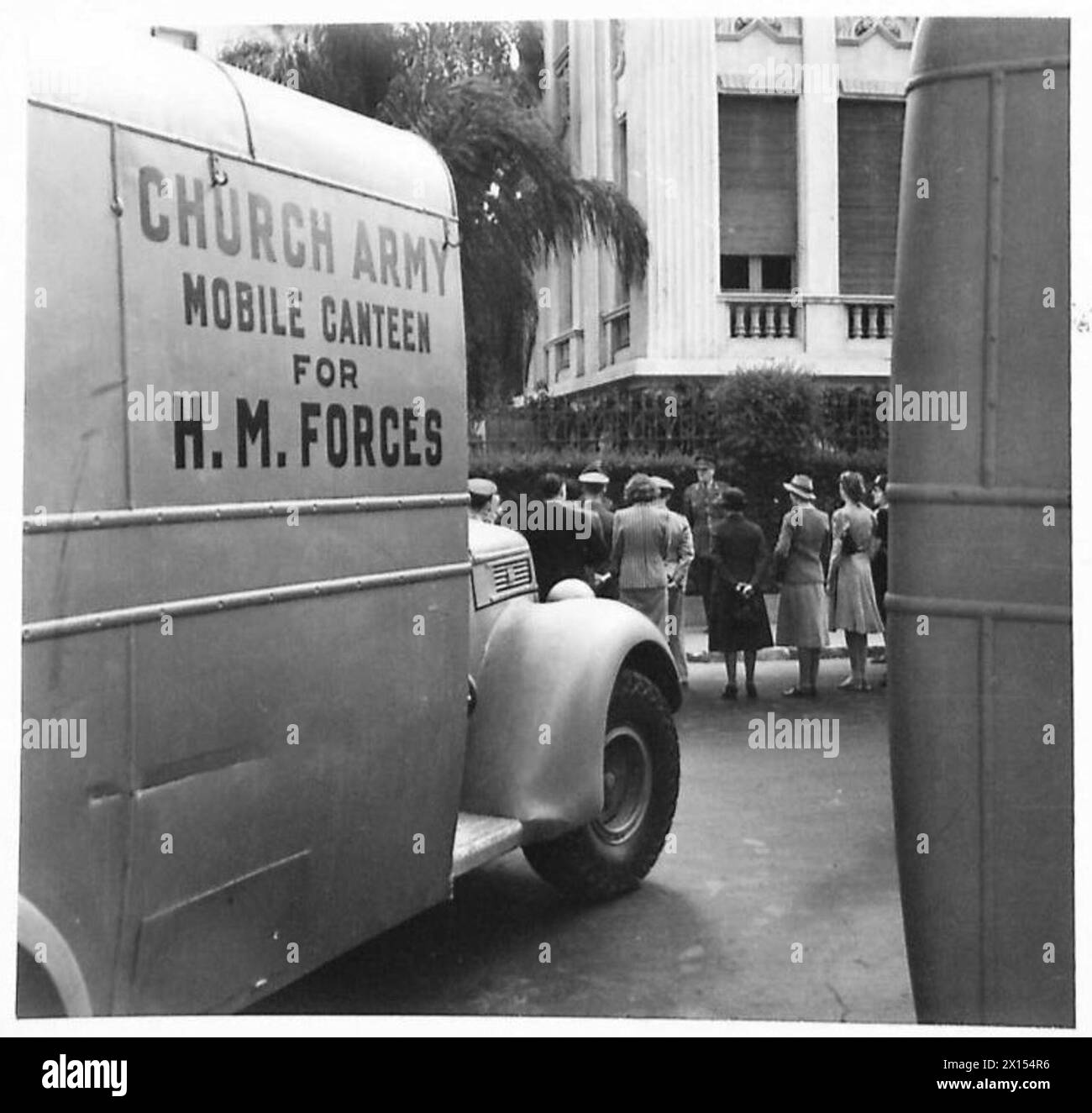 COMMANDERINCHIEF MIDDLE EAST FORCES HANDS OVER MOBILE CANTEENS TO VOLUNTARY WAR COUNCIL The