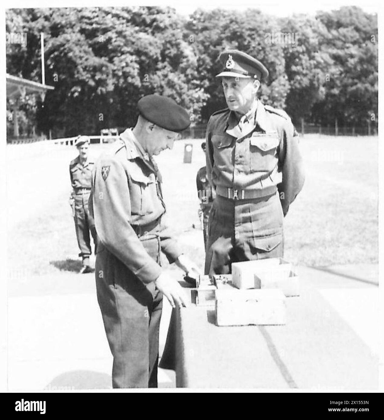 MILITARY MEDAL - Major General L.G. Whistler, G.O.C. 2nd Division presents the C-in-C with a cigarette box and ash trays made from shell cases in the Div.Workshops British Army, 21st Army Group Stock Photo