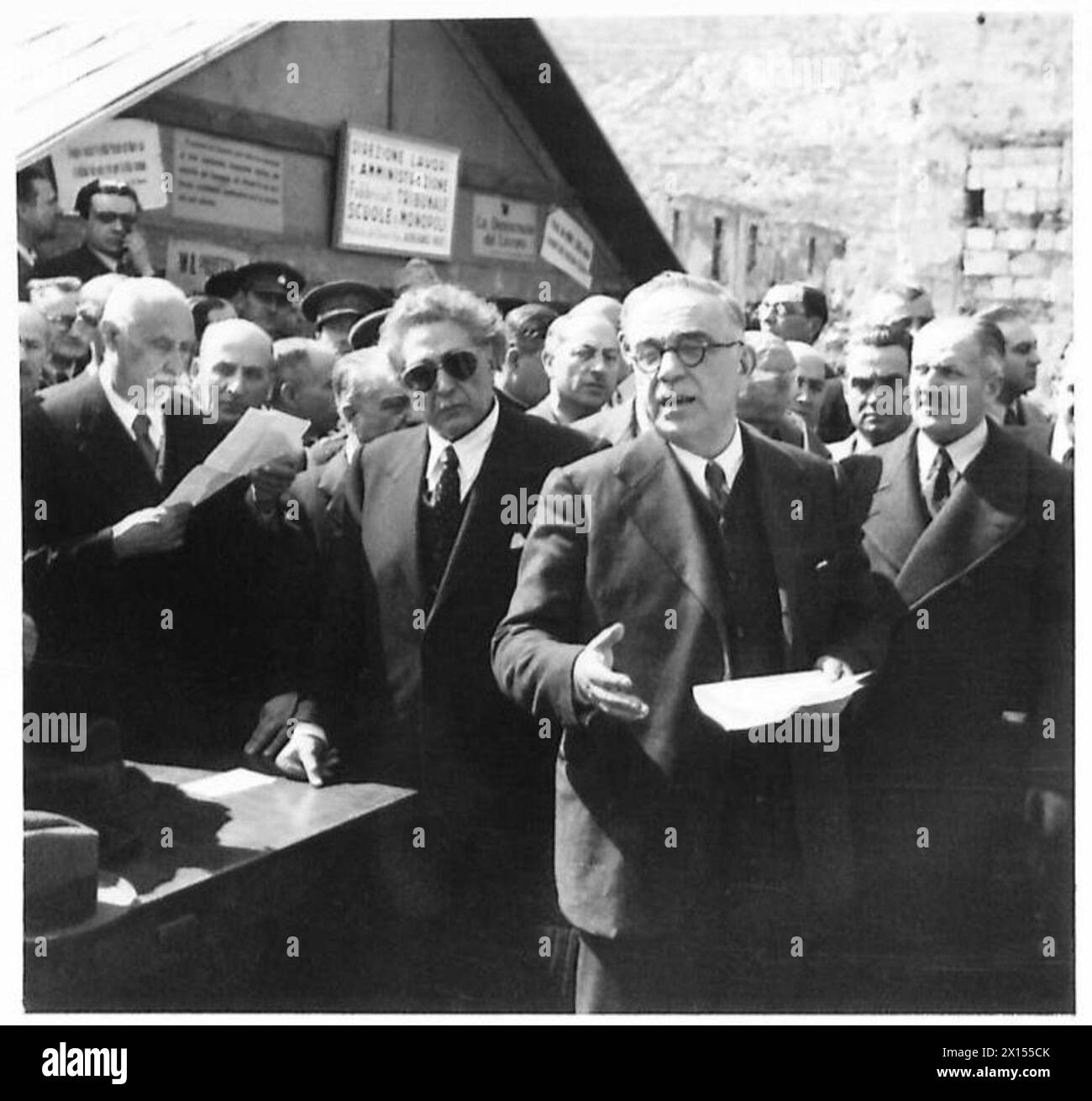 ITALY : FIRST ANNIVERSARY OF THE CASSINO BOMBING - Meuccio Ruini, Minister of Public Works, explains the programme of reconstruction to the people British Army Stock Photo