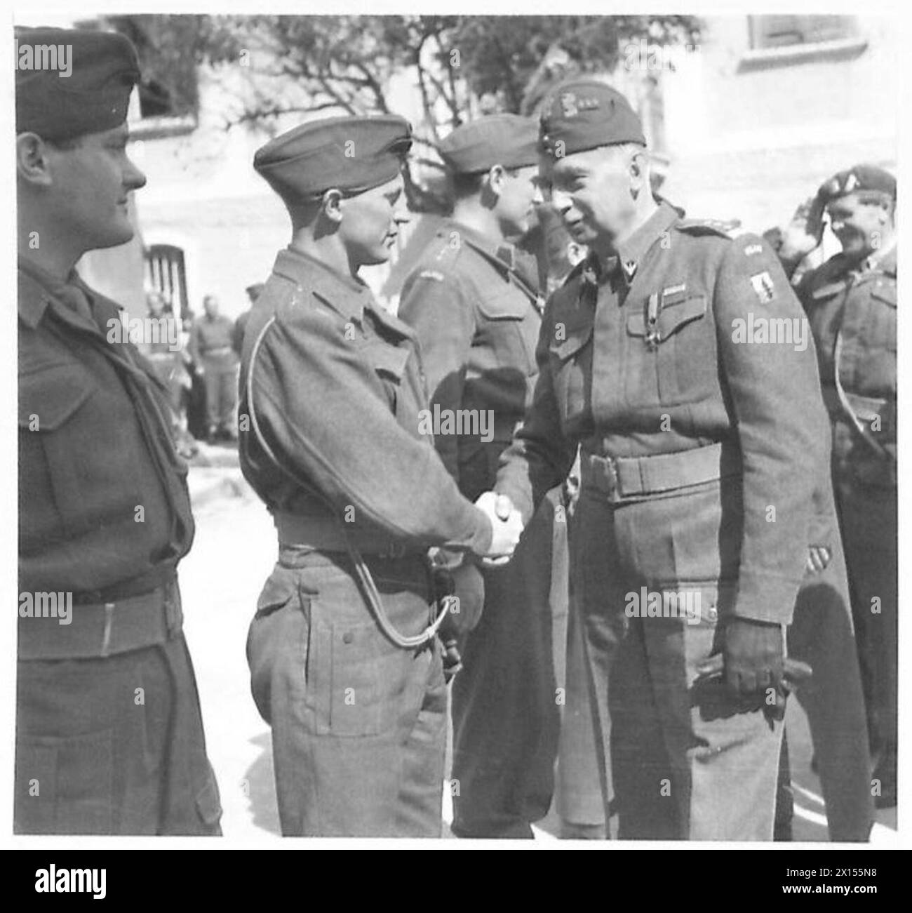 THE POLISH ARMY IN THE ITALIAN CAMPAIGN, 1943-1945 - General Kazimierz Sosnkowski, the C-in-C of the Polish Armed Forces, shaking hands with an officer of one of the 2nd Polish Corps' units during his visit to the formation. Zygmunt Bohusz-Szyszko, the Deputy Commander of the Corps, is in the background, saluting. General Sosnkowski is displaying the 3rd Carpathian Rifles Division badge on his left shoulder so it might be one of the Division's units he is inspecting.Photograph taken at Carpinone, 2 April 1944 Polish Army, Polish Armed Forces in the West, Polish Corps, II, Polish Armed Forces i Stock Photo