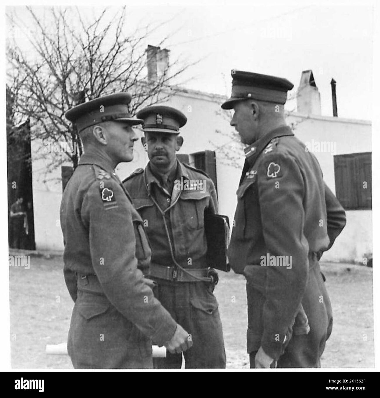 GENERAL ANDERSON GOC FIRST ARMY VISIT ARMOURED UNITS IN HIS COMMAND AT 46 DIVISIONAL HQ - Left to right: - Brigadier Harding Brigadier James General Freeman Attwood , British Army Stock Photo