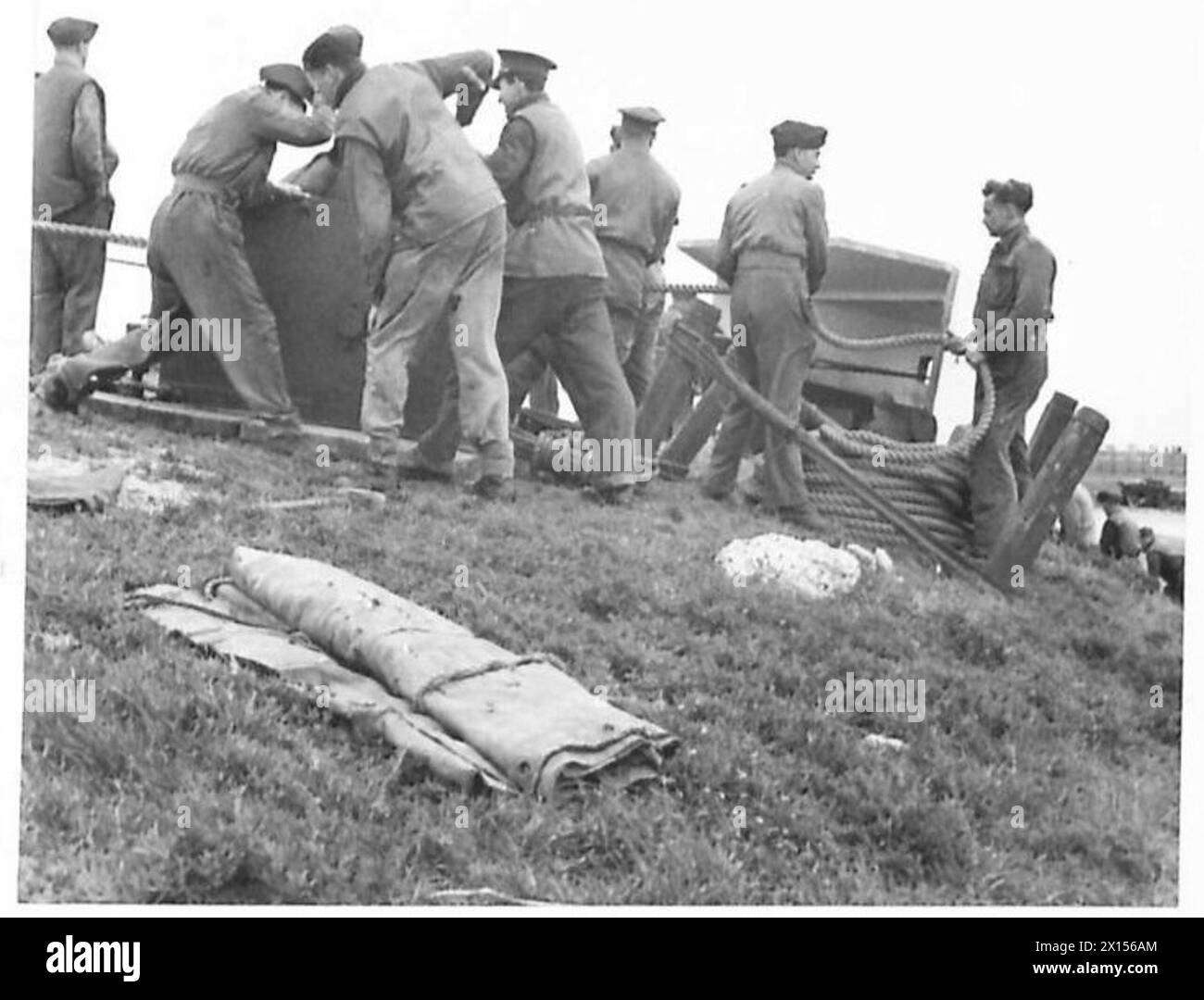 MOVING GUNS OR GUN BUCKING - Lowering a 6-inch Gun Shield weighing 10 tons from the gun position to ground level by means of rollers on a specially constructed ramp British Army Stock Photo