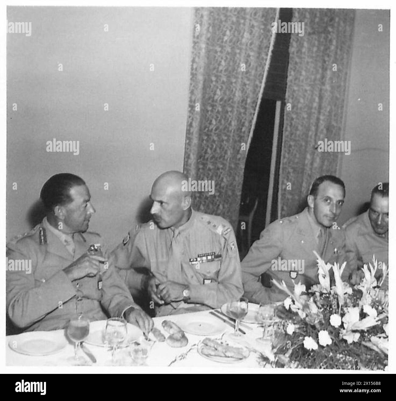 Field Marshal Harold Alexander and General Władysław Anders speak ...