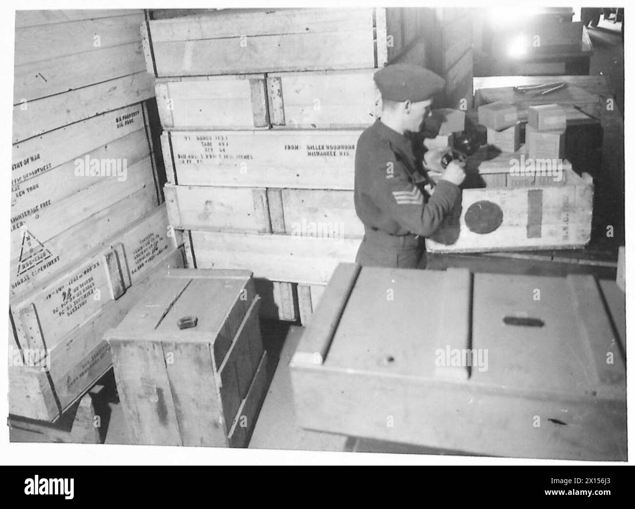 AMERICAN LEASE-LEND EQUIPMENT - Unpacking telephone coils, loading C.114 , British Army Stock Photo