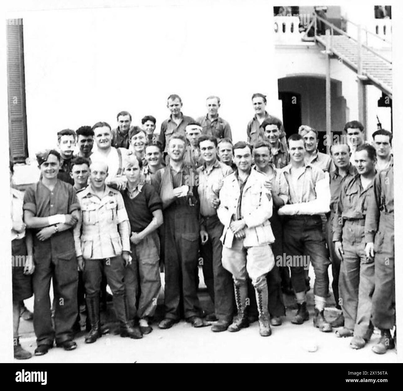 THE BRITISH ARMY IN NORTH AFRICA, SICILY, ITALY, THE BALKANS AND AUSTRIA 1942-1946 - Group of British and German patients in the hospital at Tunis. Most of the British boys had been captured over a month prior to our occupation. The Germans do not seem to be worried that the position has now reversed British Army Stock Photo