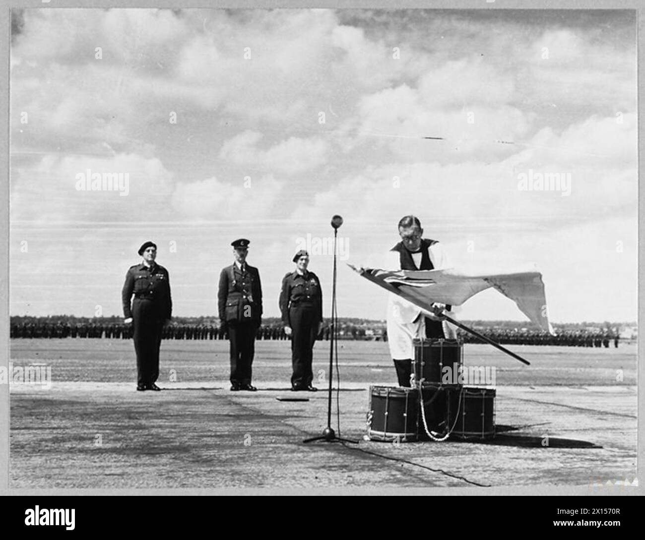 ROYAL OBSERVER CORPS STAND DOWN CEREMONY - 15538 Picture issued 1945 shows - The Dedication of the R.O.C. Ensign by the Chaplain of R.A.F. Station, North Weald, Squadron Leader the Rev. E.S. Doune Royal Air Force Stock Photo