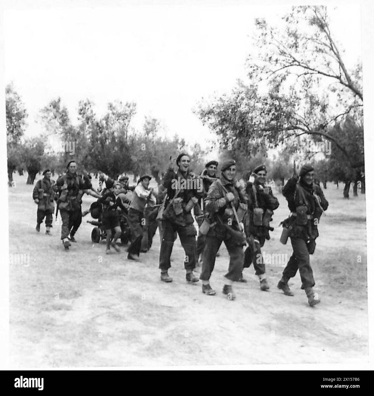 BRITISH PARATROOPS SET OUT ON OPERATION ' MANNA ' - Having successfully landed, the paratroopers form up and start their march towards Athens British Army Stock Photo