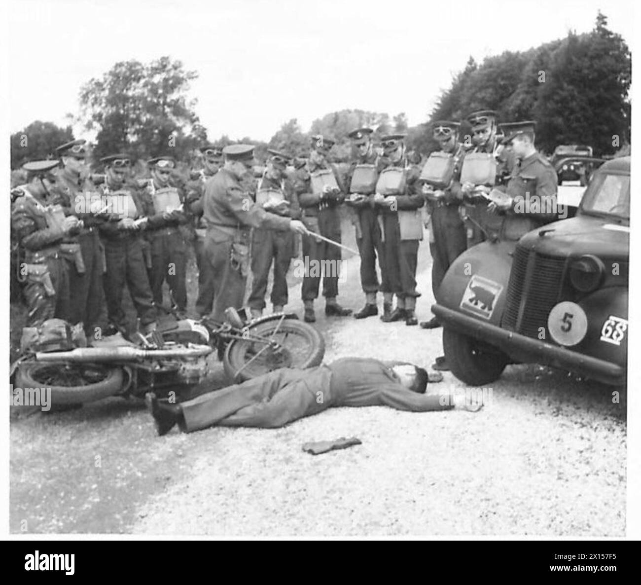 THE RED CAPS LEARN THEIR JOB - A fake accident is arranged to illustrate the Sergeant Major's lecture to the Military Police British Army Stock Photo