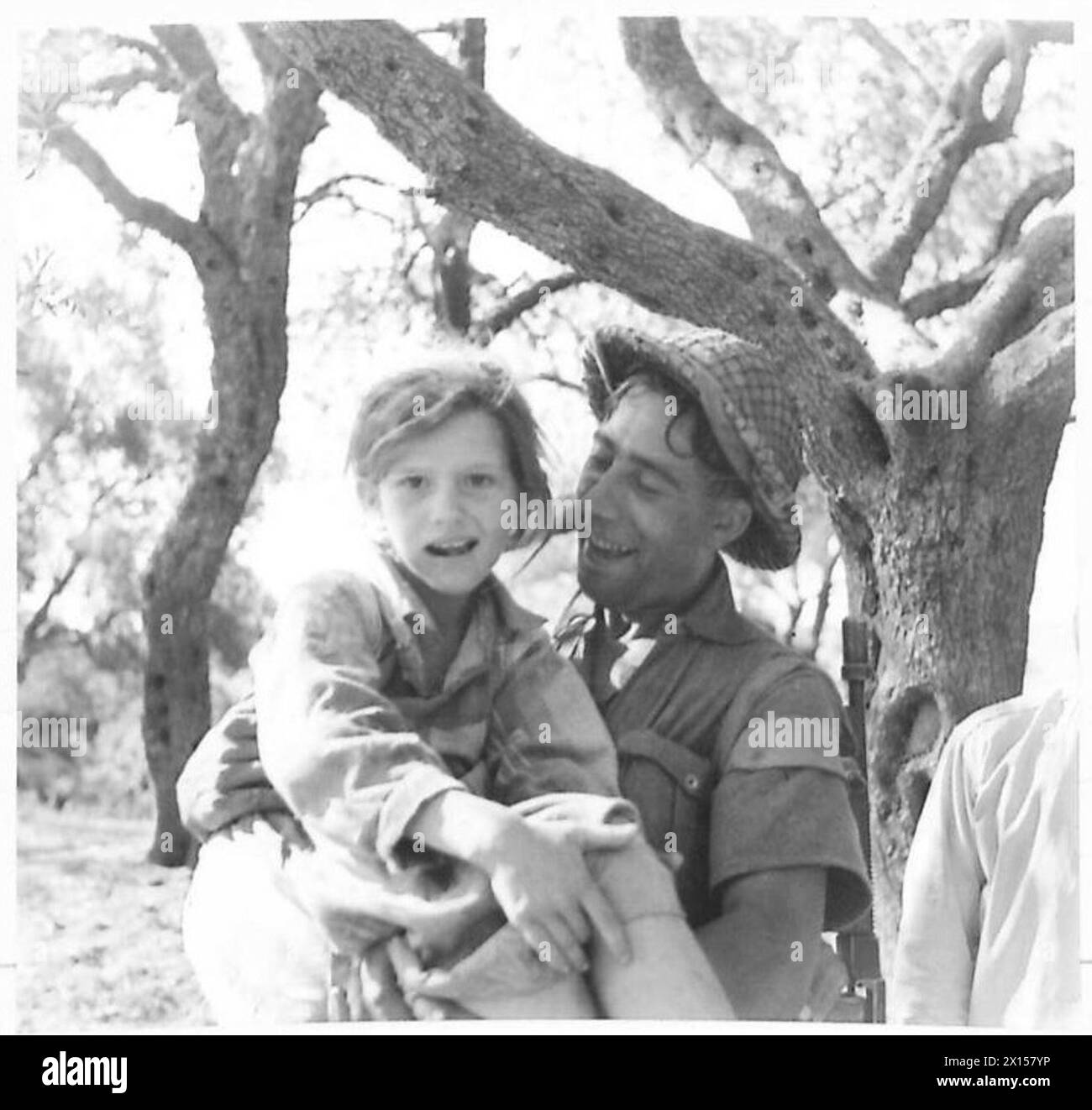 COMMANDOS RAID ALBANIA - This little girl wonders about the strange man ...