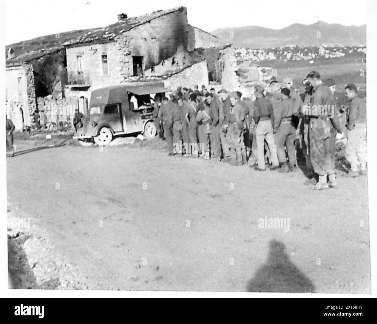 ITALY : EIGHTH ARMY - A NAAFI refreshment van which visited the batteries on this gun site supplying the men with tea, cigarettes, chocolate, etc. This is the most forward position supplied by a refreshement van in this area British Army Stock Photo