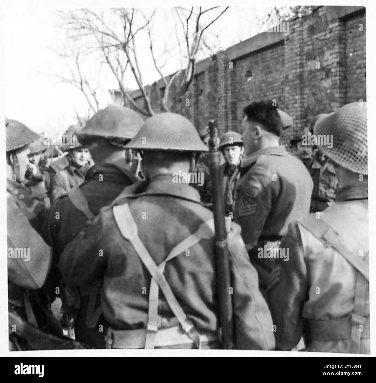 ITALY : EIGHTH ARMYSTREET FIGHTING SCHOOL - After the men have gone through the first assault, a general discussion lecture on mistakes is given. The new ideas, if any, are put into practice in the next assault, which follows immediately after the lecture British Army Stock Photo