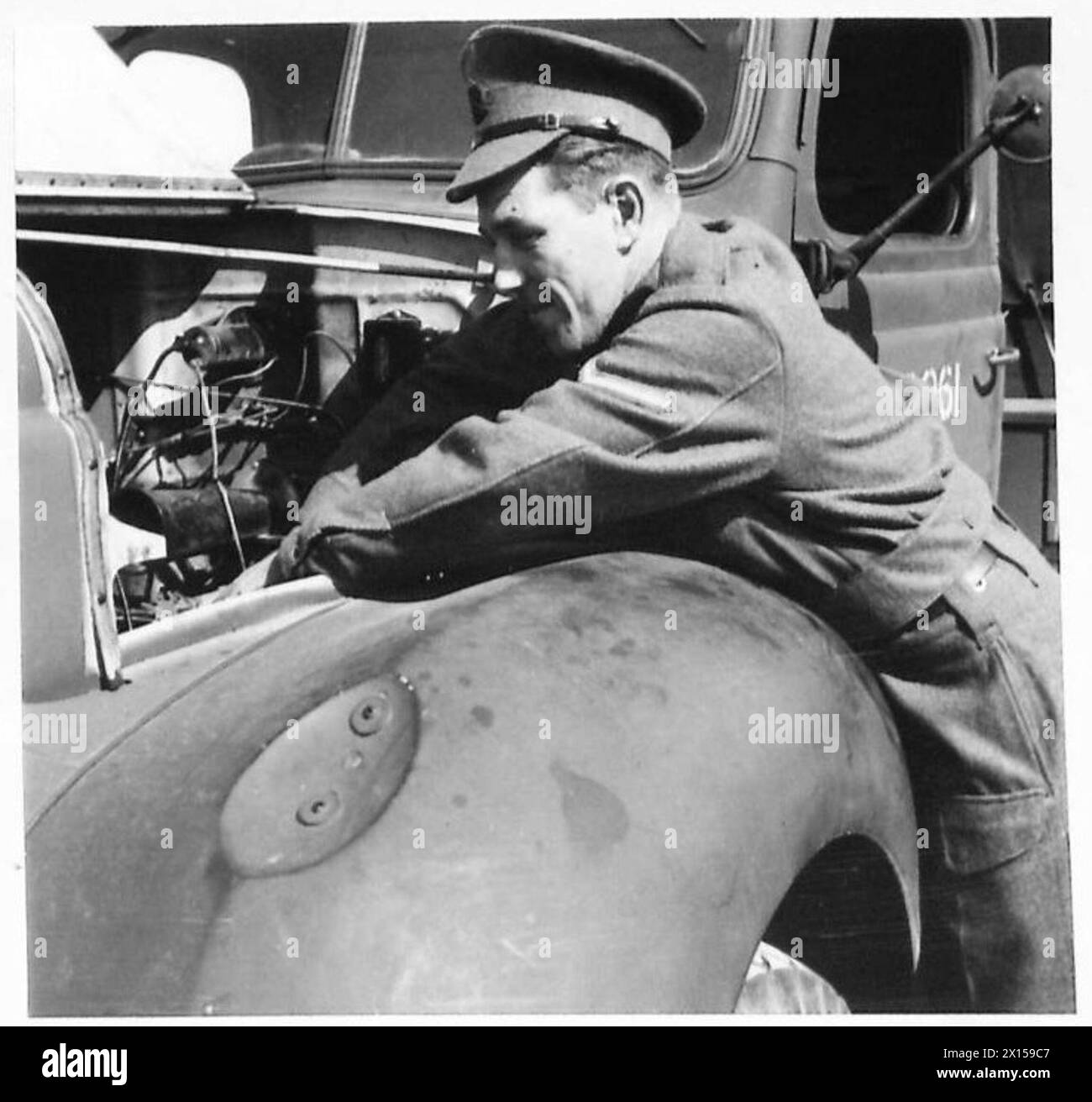 NORTH AFRICA : OBSERVER STORIES - L/Cpl. N.R. Carter of 7 Highfield Villas, Costhorpe, Langold, Worksop, Notts, at work on vehicle maintenance (Observer Story No.84) British Army Stock Photo