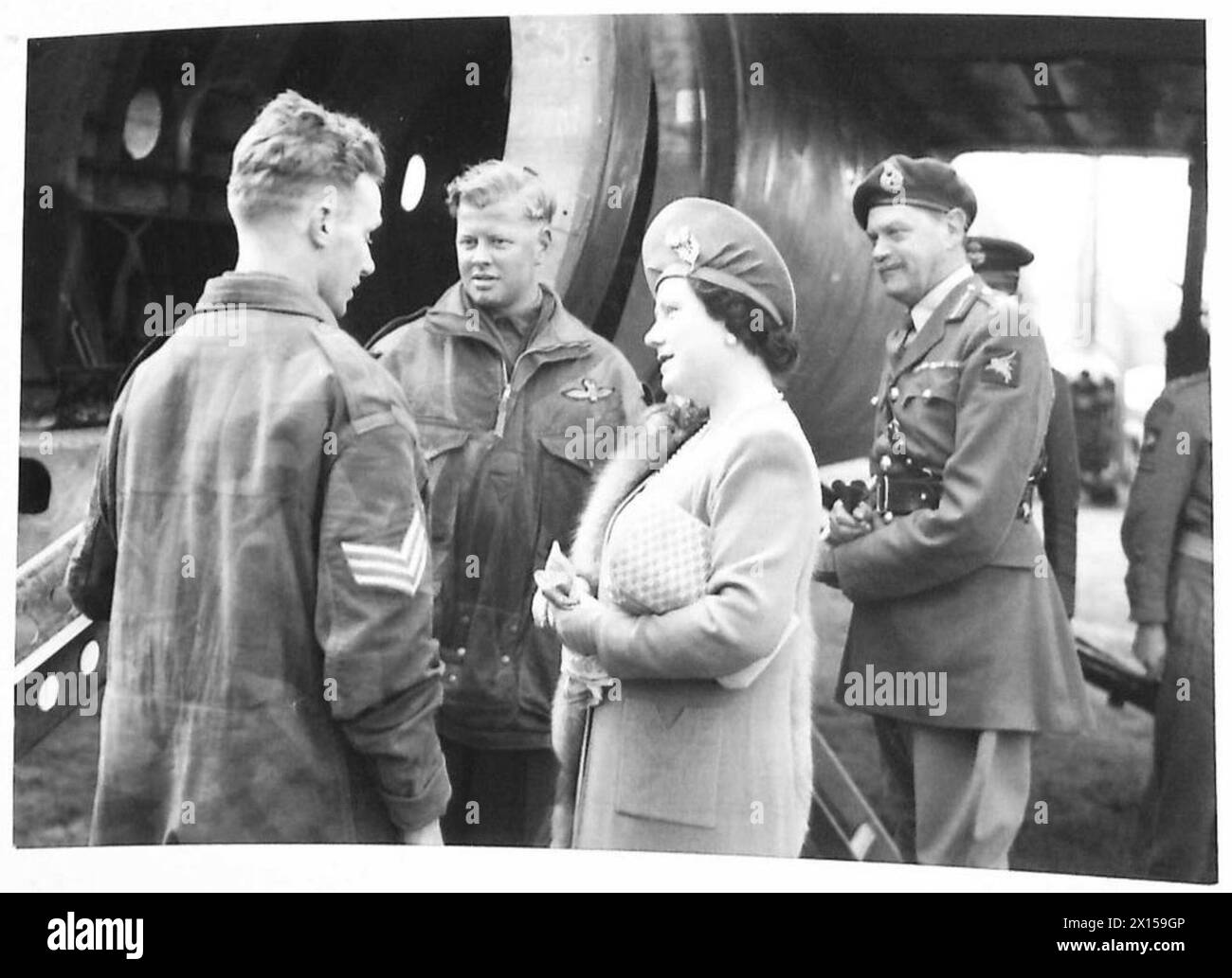 KING, QUEEN & PRINCESS ELIZABETH WITH AIRBORNE TROOPS - The Queen talking to glider pilots British Army Stock Photo