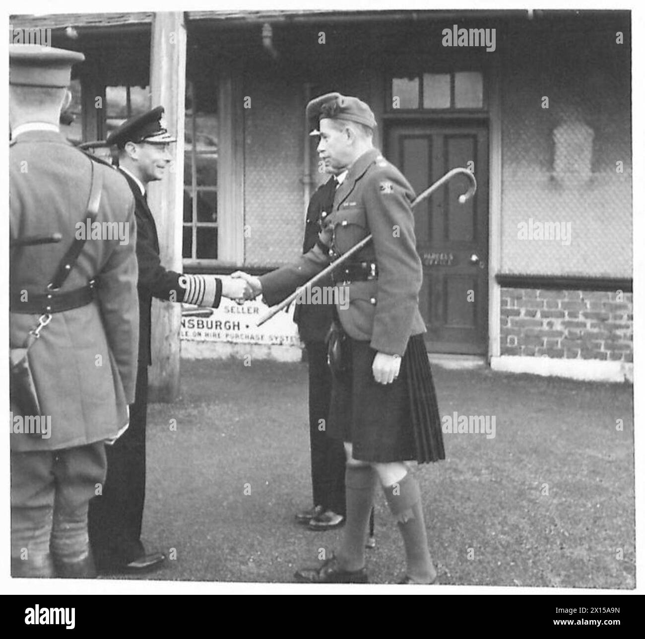 British army officer observes hi-res stock photography and images - Alamy