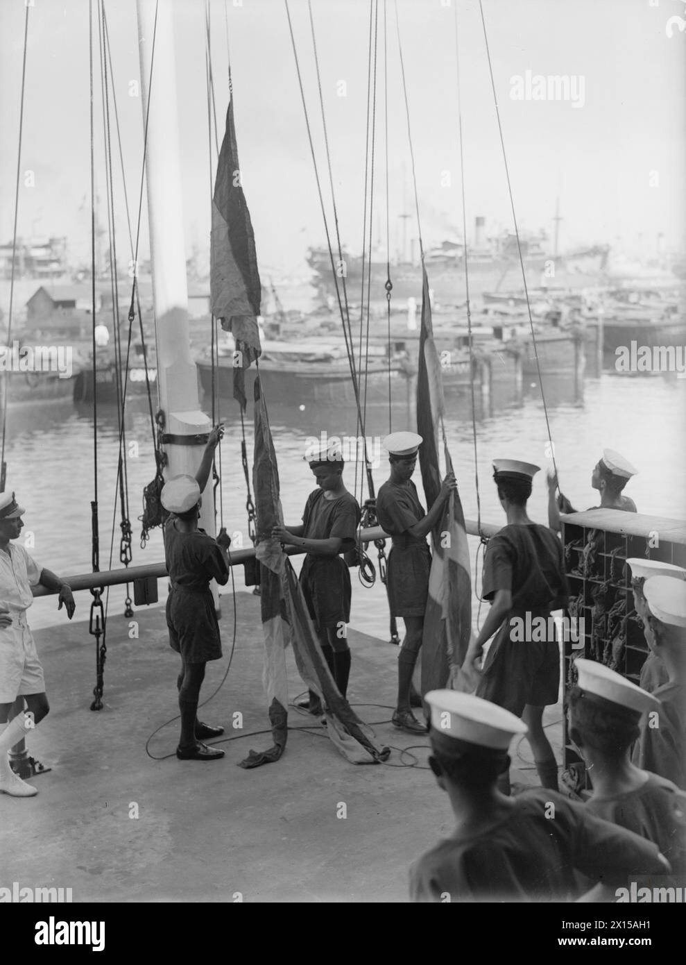 THE CEYLON RNVR ON WAR SERVICE. 1942, COLOMBO, CEYLON. OFFICERS AND MEN OF THE CEYLON RNVR, MANNING PATROL VESSELS AND MINESWEEPERS ROUND THE ISLAND. MEN IN TRAINING AND ON ACTIVE SERVICE. - Sinhalese ratings of the Ceylon RNVR undergoing instruction in signalling Stock Photo