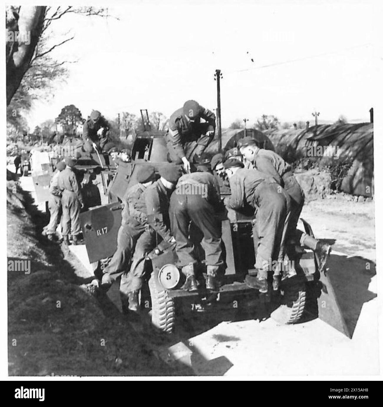 A RECCE TRAINING CENTRE - Instruction on Humber RECCE vehicles British ...