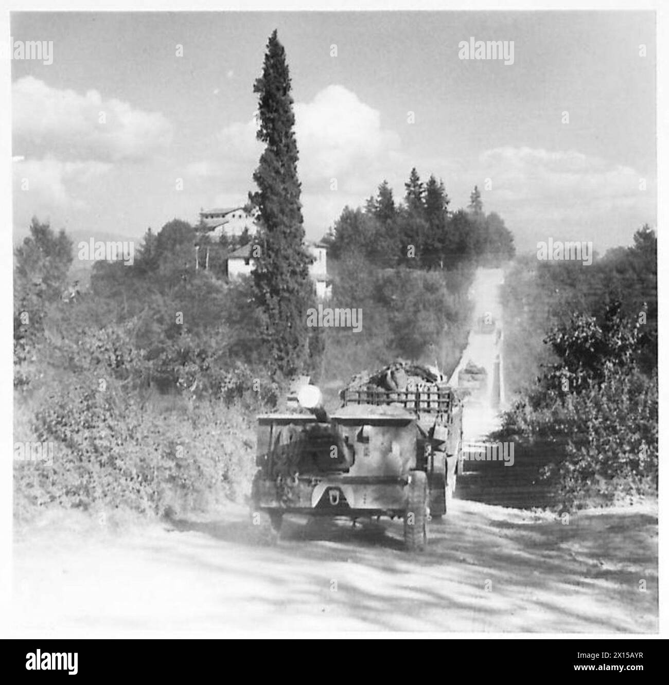 25-pounder artillery guns advance under observation and enemy fire from the Gothic Line towards Borgo San Lorenzo, operated by British Eighth Army units. Stock Photo