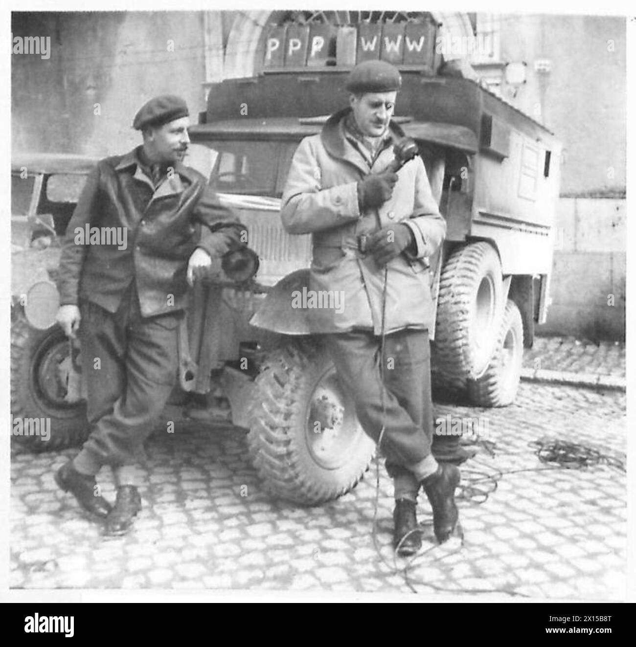 THE BRITISH ARMY IN NORTH AFRICA, SICILY, ITALY, THE BALKANS AND AUSTRIA 1942-1946 - Denis Johnson and Wade, the sound engineer, beside their truck in Carpinone British Army Stock Photo