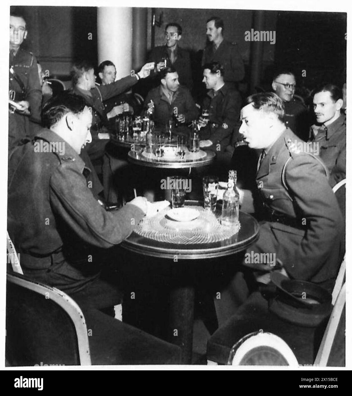 FIRST N.A.A.F.I. IN BERLIN - Captain Scherer of the Archards.Woodchester, Glos. formerly of the Cumberland and Carlton Hotels, and Le Perouquet Restaurant, Leicester Square [right] talks with Press Correspondents British Army, 21st Army Group Stock Photo