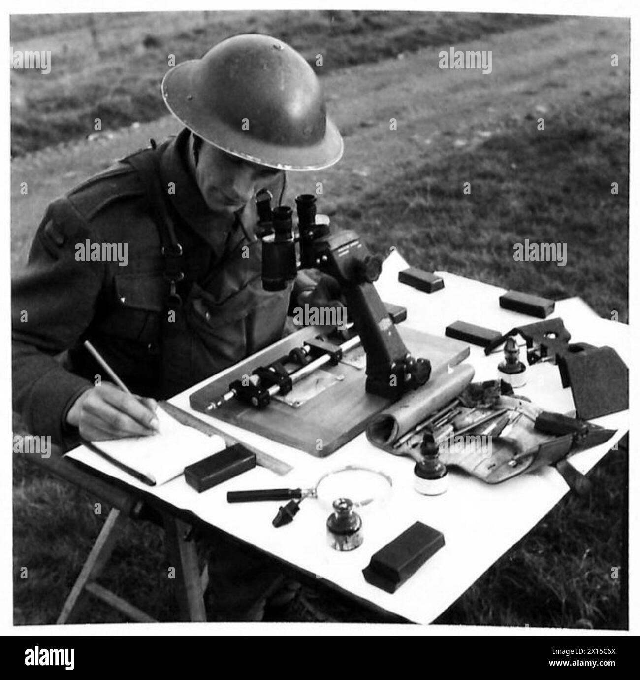 MOBILE MAP MAKING UNIT - Map compilation from aerial photographs during work in a field British Army Stock Photo
