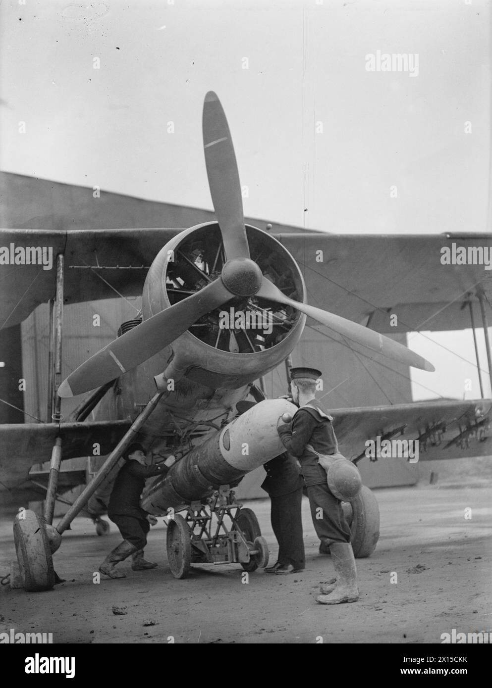 TRAINING FOR PILOTS FOR NAVAL AIRCRAFT. 1941, AT HMS JACKDAW, ROYAL NAVAL AIR STATION, CRAIL, FIFE. - Fitting the torpedoes on to the Fairey Swordfish plane Stock Photo