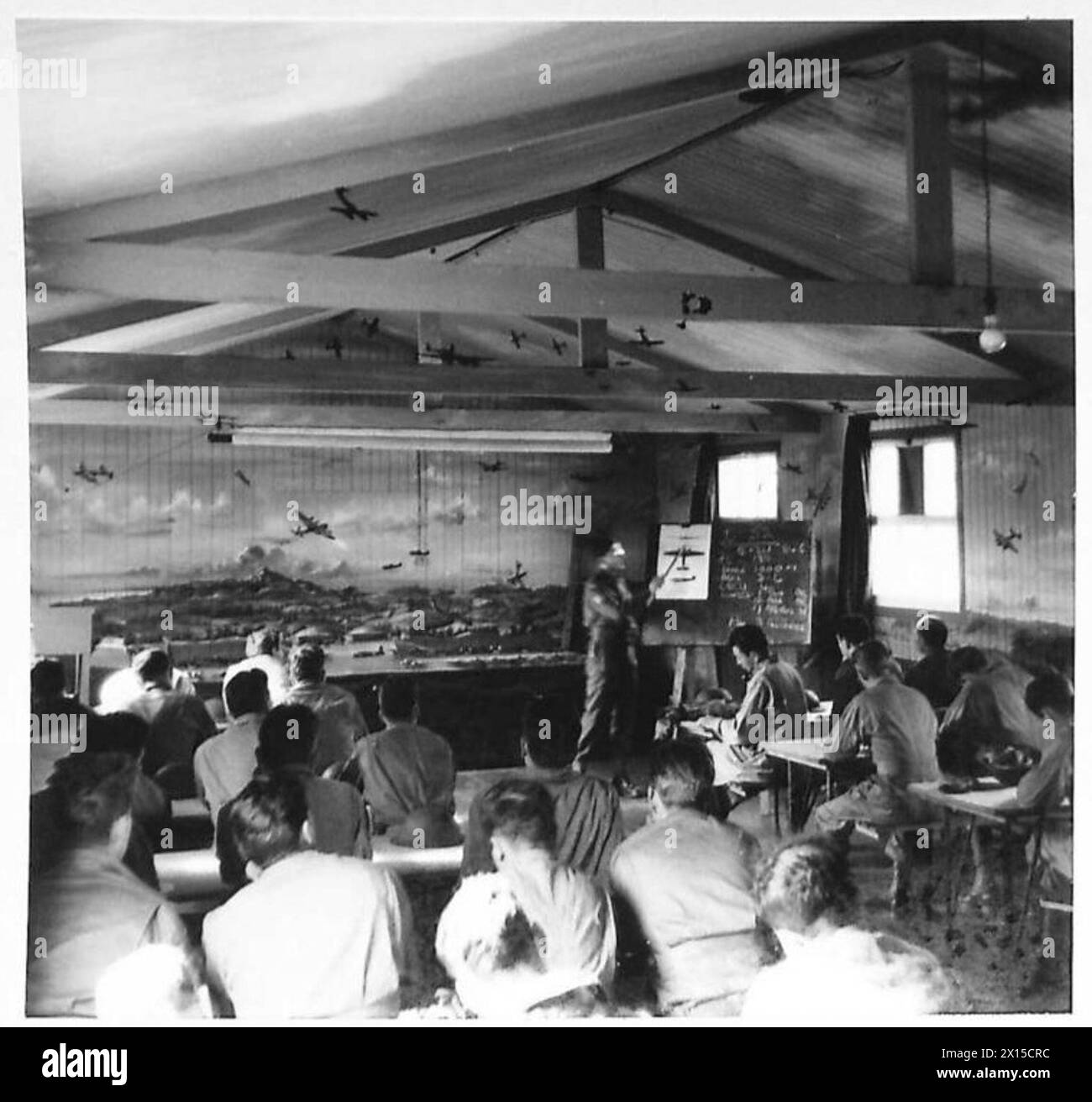AIRCRAFT RECOGNITION TRAINING FOR USA PERSONNEL - General view of the class under instruction at the school British Army Stock Photo