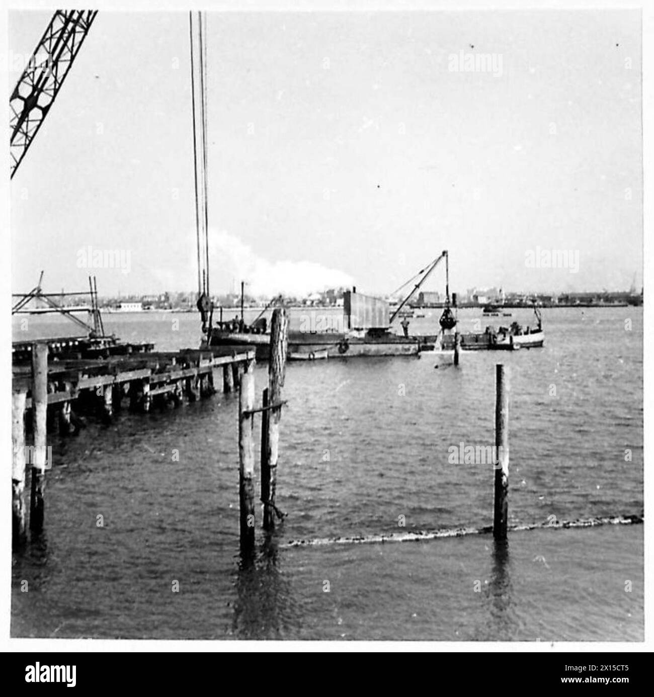 NO.1 PORT CONSTRUCTION DEPOT : MARCHWOOD : SOUTHAMPTON - Dredging operations in progress of F.P.H. Jetty British Army Stock Photo