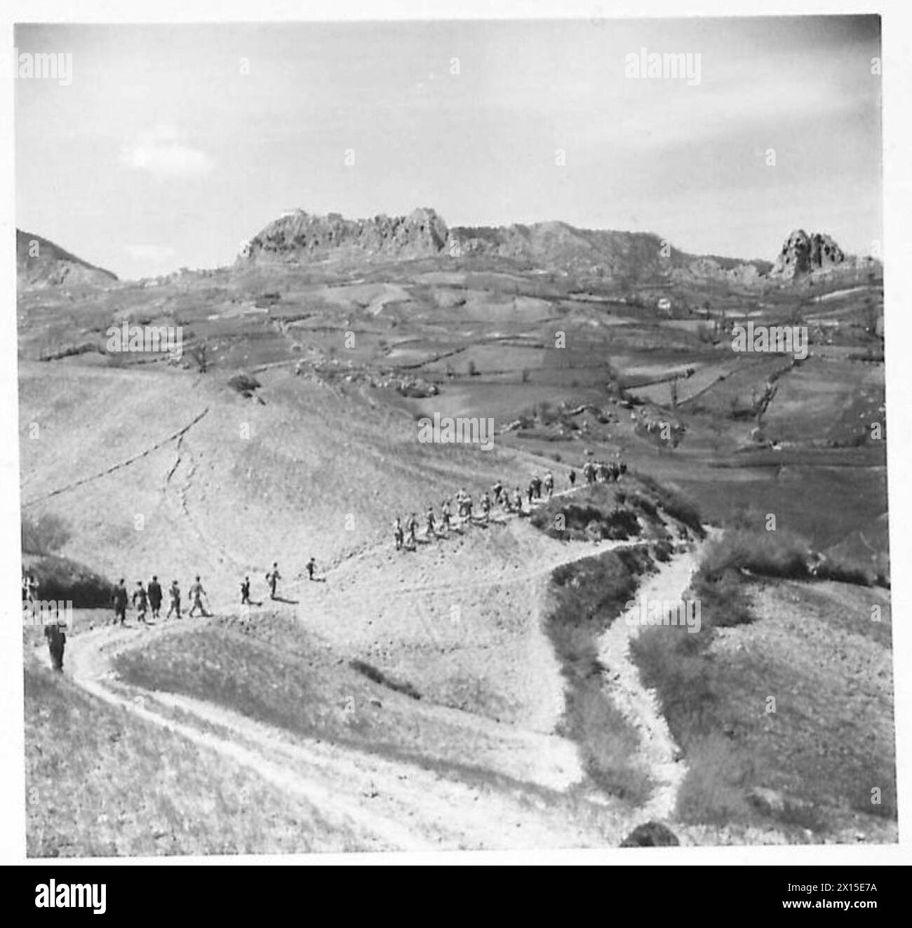 ITALY : AN APPENINE PATROL - The patrol climbs steadily upwards into the Appenines. The steep path is strewn with rocks and several stops are called by the patrol commander British Army Stock Photo