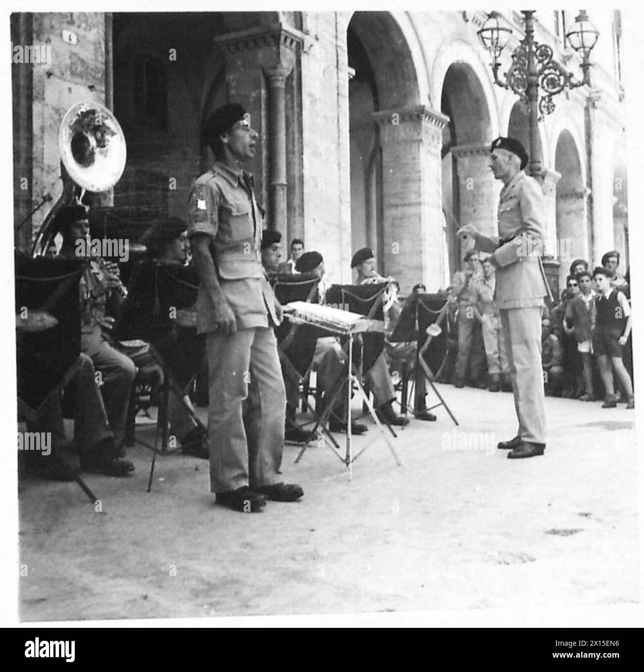 THE BRITISH ARMY IN NORTH AFRICA, SICILY, ITALY, THE BALKANS AND AUSTRIA 1942-1946 - Trumper Major Joseph Allen of 72 Wellworth Road, Goodmayes, Essex, puts down his trumpet and entertains the crowd with a song British Army Stock Photo