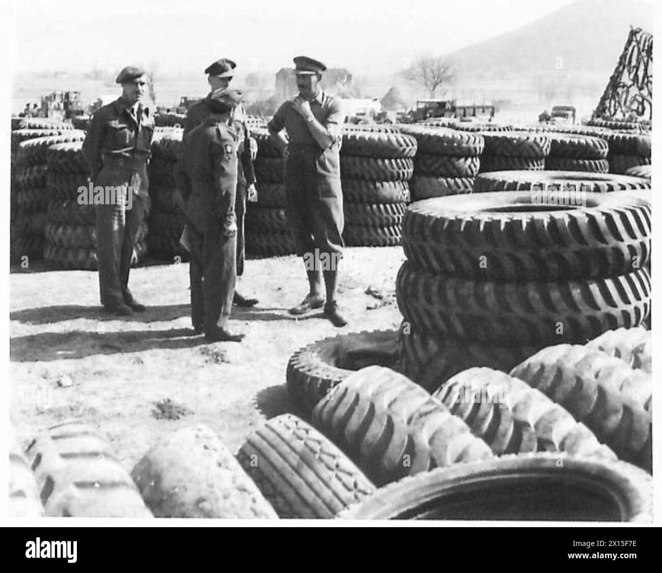 EIGHTH ARMY : GENERAL LEESE TOURS EIGHTH ARMY - Brig. E.M. Bastyan, General Leese, Major J. Watkin-Williams and Pte. Kelly, inspecting a tyre dump British Army Stock Photo