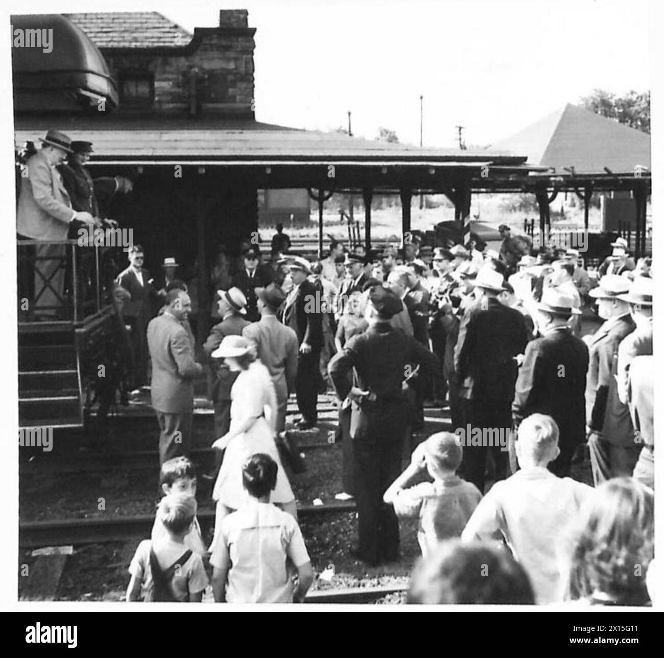 THE PRIME MINISTER AT NIAGARA FALLS - The Prime Minister and Miss Mary Churchill on the observation platform. A crowd gathered round his car before the train left British Army Stock Photo