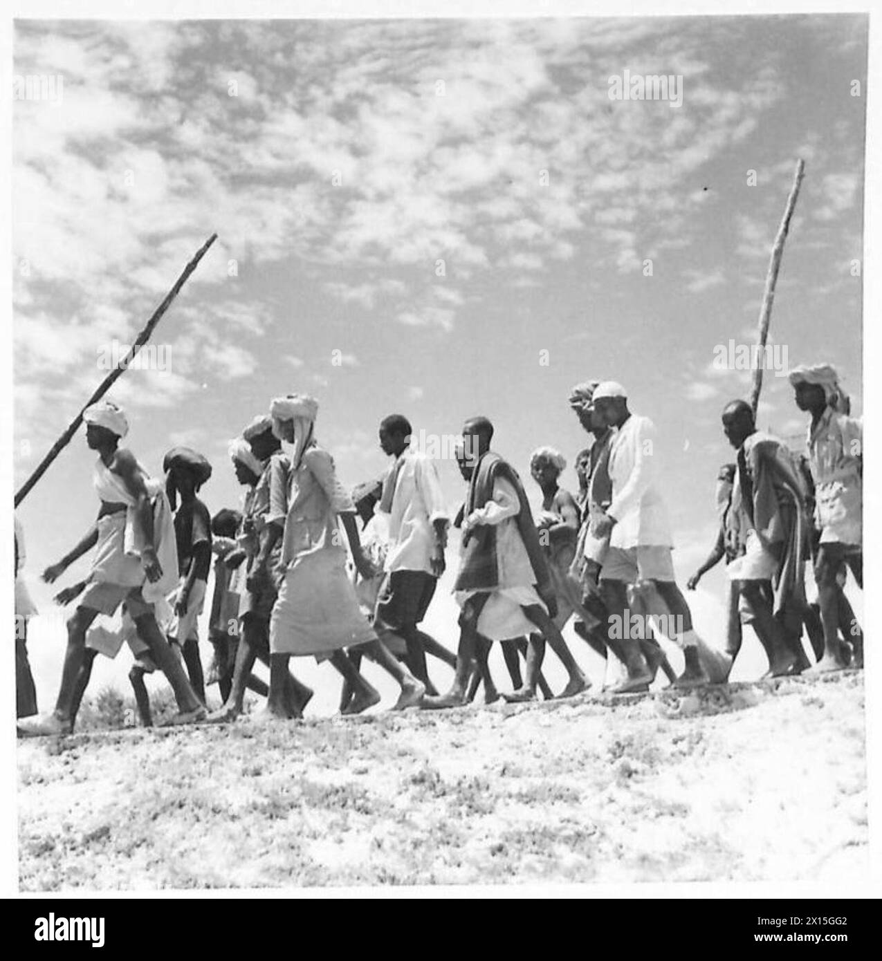 THE BRITISH IN OCCUPATION A KISMAYU AND MOGADISHU, ITALIAN SOMALILAND - A batch of 'Banda' prisoners marching to a POW camp British Army Stock Photo