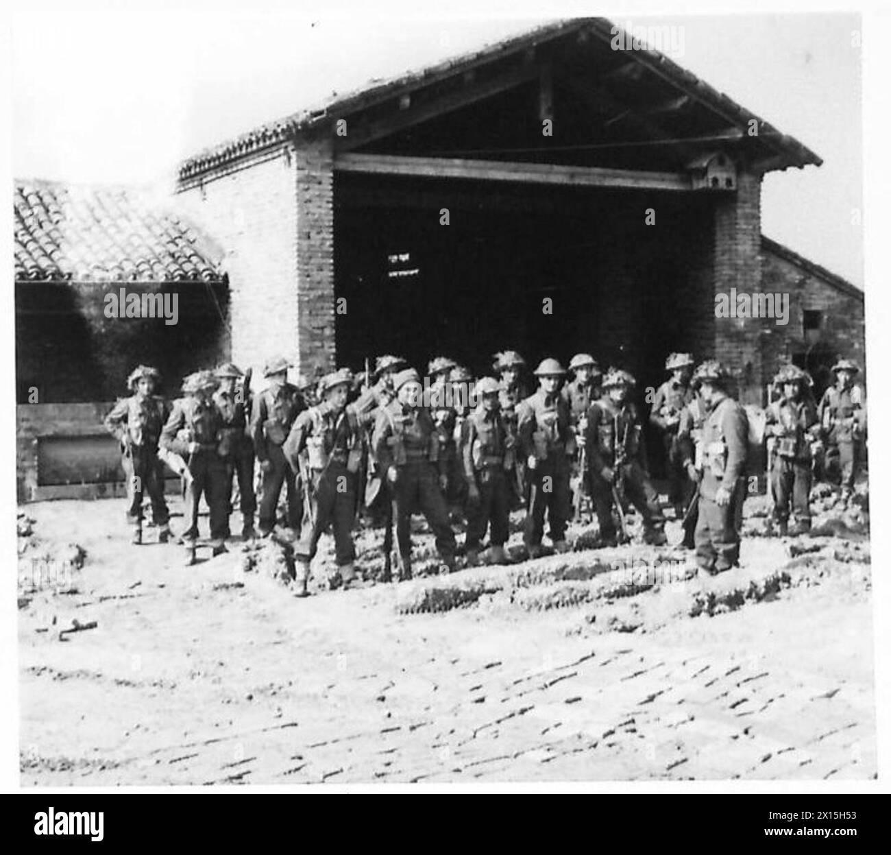 The 2nd Battalion of the Jewish Brigade conducts a final check before advancing to relieve the 1st Battalion after a week in the line under Eighth Army operations. Stock Photo