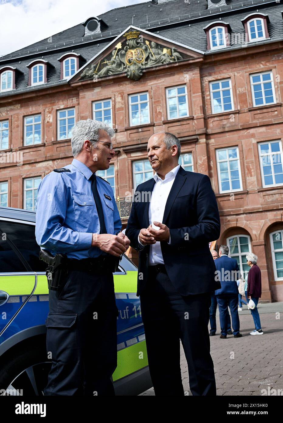 15.04.2024, xpsx, Lokal Hanau Innenstädte sicherer machen, v.l. Innenstädte sicherer machen/Sicherheitsgefühl der Bürger steigern: Innenminister Roman Poseck besucht im Rahmen der Innenstadtoffensive zur Bekämpfung von Kriminalität Hanau/ Sofortprogramm 111 für Hessen, Hanau Hessen Deutschland DEU Marktplatz *** 15 04 2024, xpsx, Local Hanau Make inner cities safer, v l Make inner cities safer Increase citizens sense of security Interior Minister Roman Poseck visits Hanau as part of the inner city offensive to combat crime Immediate action program 11 1 for Hesse, Hanau Hesse Germany DEU Market Stock Photo