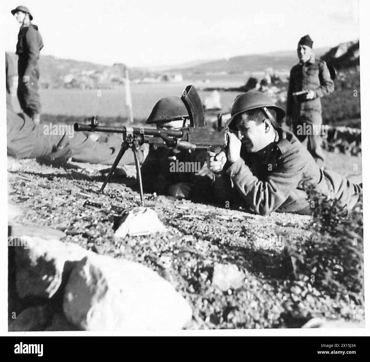 THE ALLIED ARMIES IN THE TUNISIA CAMPAIGN, NOVEMBER 1942-MAY 1943 - Sergeant Hart from Northampton, England instructing French recruits in the use of a Bren light machine gun on a firing range. In North Africa vast number of Frenchmen flocked to the Colours and volunteered for military service. Many of them fought in France, some have even been prisoners of war, but all have as their objective the total defeat of Germany. These recruits are clothed in British uniforms, retaining as their distinctive mark the French casque and forage cap. On the cap they wear a red, white and blue flash for Bri Stock Photo