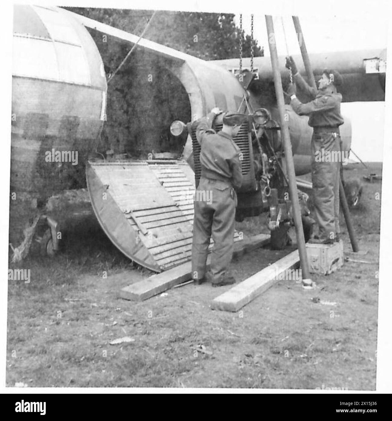 AIRBORNE DIVISION LASHING EQUIPMENT - The loading and unloading of a D.40 tractor into a Horsa glider British Army Stock Photo