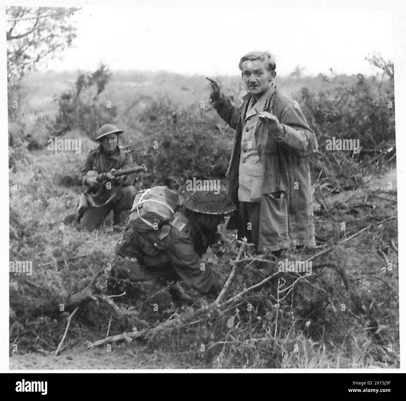 FIFTH ARMY : ANZIO OFFENSIVE - German paratrooper prisoners being searched British Army Stock Photo