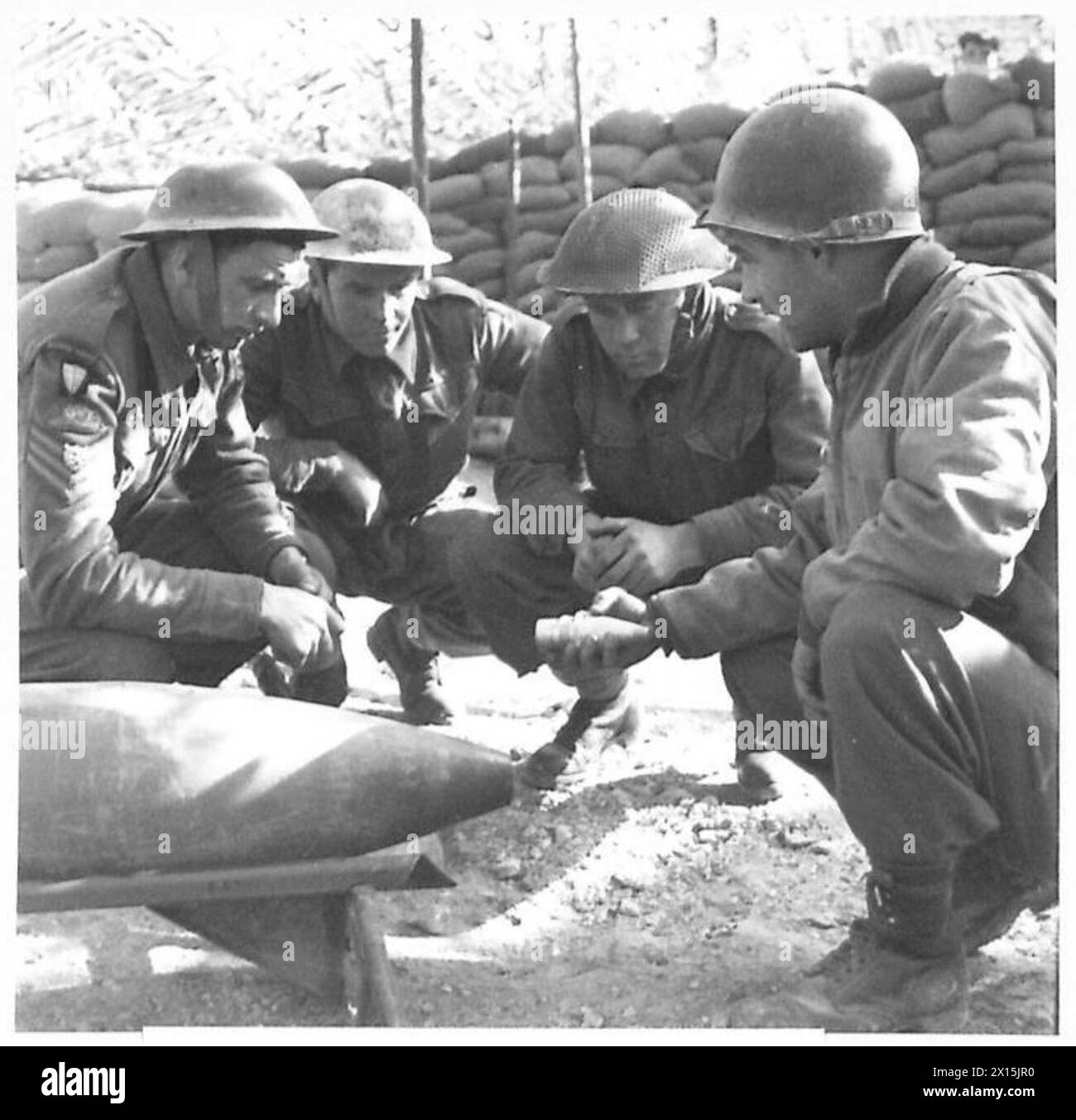 FIFTH ARMY : BIG GUN ON THE CASSINO FRONT - Pfc. G. Frisch explains the