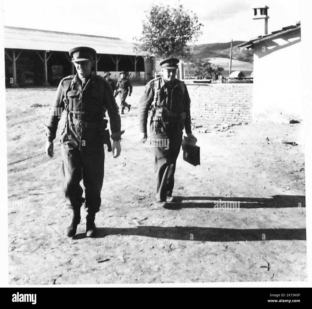 THE TUNISIA CAMPAIGN, NOVEMBER 1942-MAY 1943 - Brigadier P. Pepper (left) with Captain Randolph Churchill (Winston Churchill's son) in the forward area, 5 December 1942. The British First Army was met with stubborn resistance in the operations in North-East Tunisia, where the enemy brought considerable reinforcements. The Allied armies, however, were moving up into position, despite many difficulties caused by bad weather and, according to reports, were a month ahead of schedule at the time this photographs were taken British Army, British Army, 1st Army, Churchill, Randolph Frederick Edward S Stock Photo