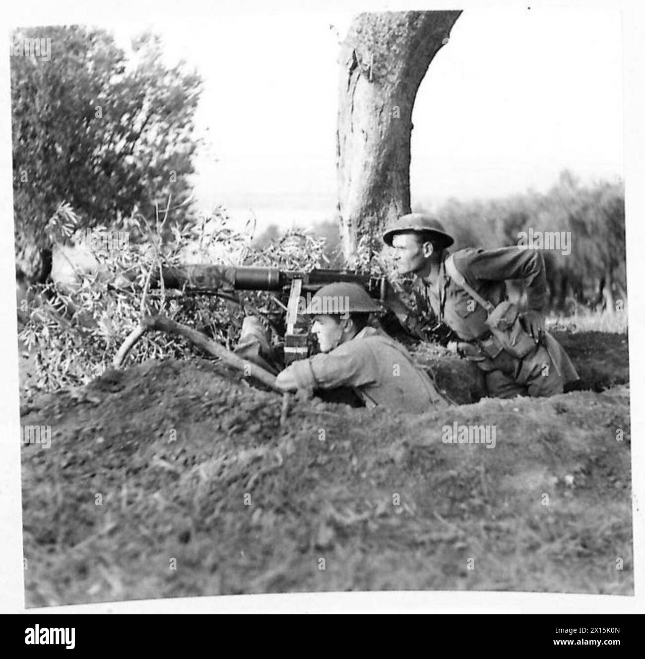 ITALY : EIGHTH ARMY FRONT - Cpl. Fryar of Deptford, London, and Rfn. Cox of Storrington, stand by a Vickers machine gun post overlooking 'No Man's Land' North of Termoli. 'E' Coy., 2 L.I.R British Army Stock Photo