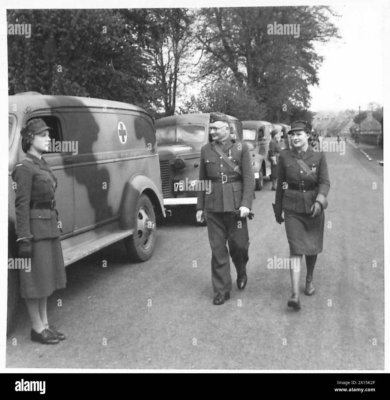 THE POLISH ARMY IN BRITAIN, 1940-1947 - Diana Napier was a well known actress and wife of Richard Tauber, the Austrian-born opera singer, in her private life. Diana Napier, a section commander of the First Aid Nursing Yeomanry (FANY) unit attached to the 1st Polish Corps, inspecting ambulances with the 1st Corps' Medical Officer at Cupar, 1 June 1941.The unit was presented with 62 ambulances from the USA in last 10 months. Mrs Napier was a creator of this medical unit and a first ambulance was a gift from her British Army, British Army, First Aid Nursing Yeomanry, Polish Army, Polish Armed For Stock Photo