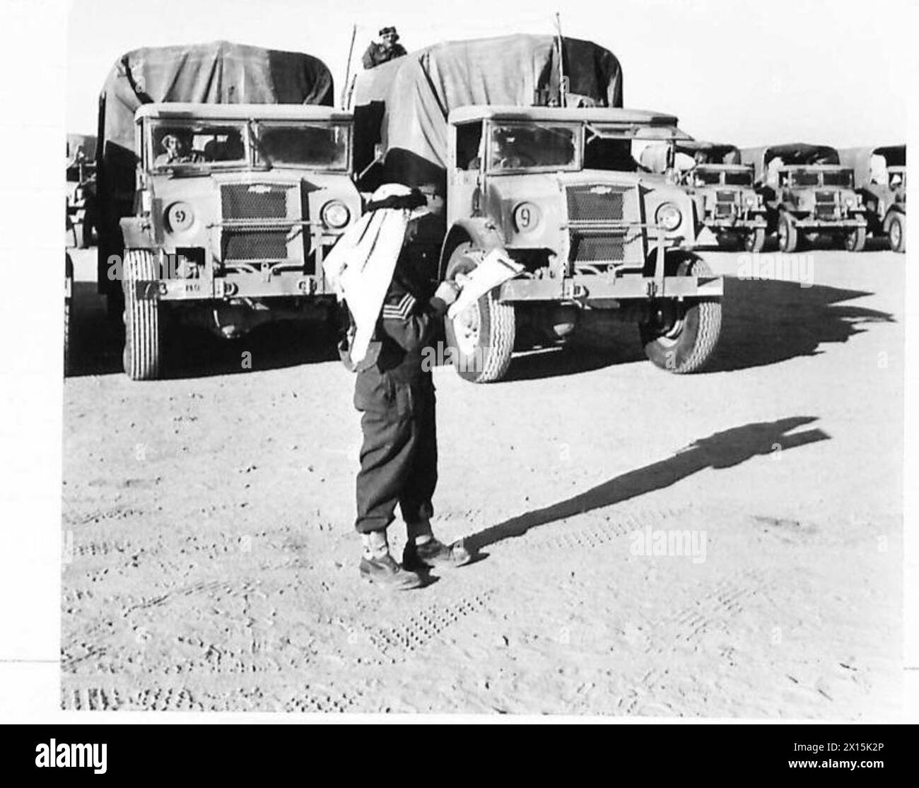 BRITISH EXPEDITIONARY FORCE TO FIGHT LOCUSTS IN THE MIDDLE EAST - The M.T. sergeant checks off the vehicles as they leave United Nations Organisation [UNO] Stock Photo
