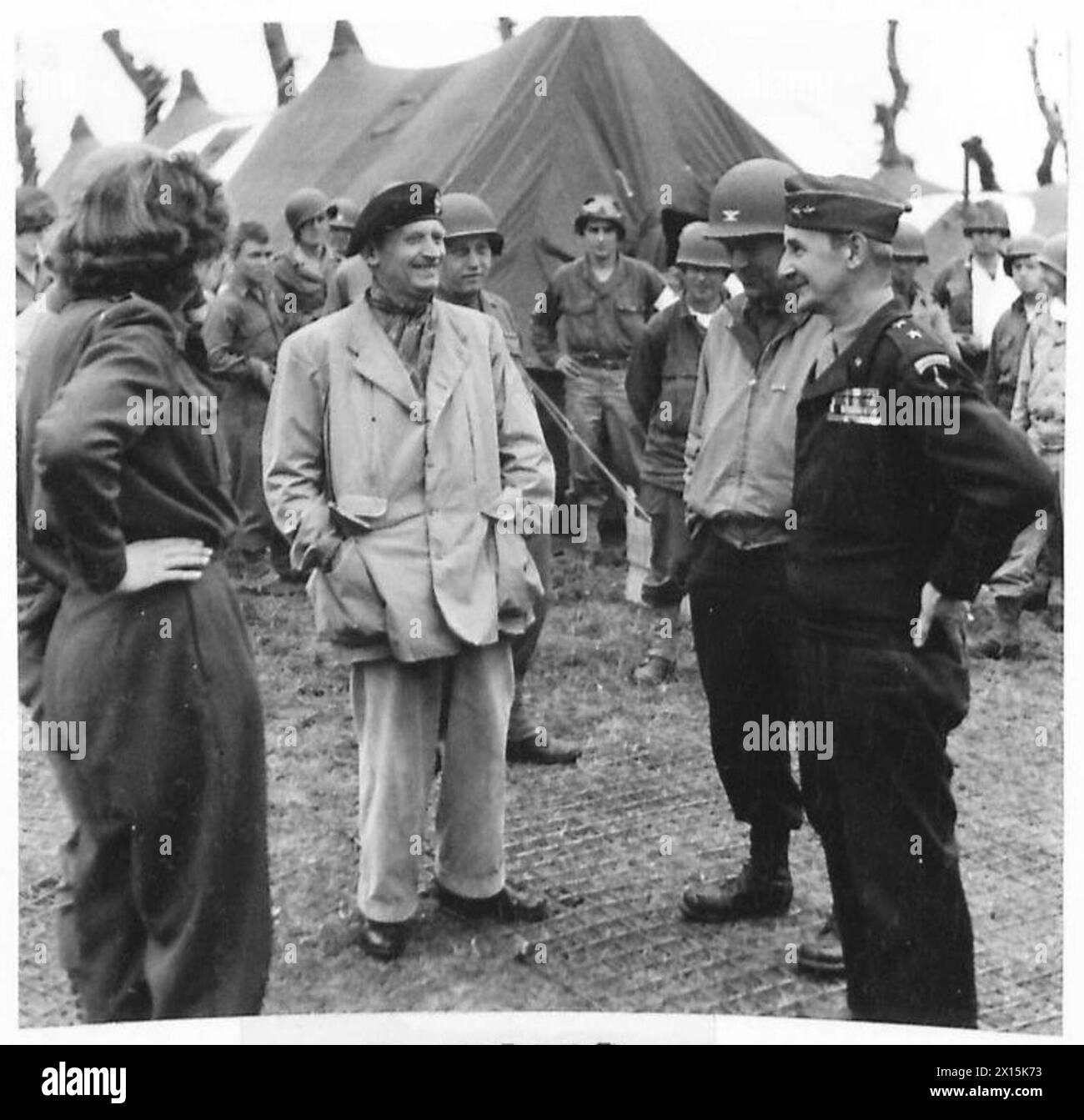 GENERAL MONTGOMERY VISITS AMERICAN HOSPITALS - General Montgomery talking to medical officers and nurses at the 442 American Evacuation Hospital. Others are Colonel McFee, Officer Commanding Hospitals, and General Kenner British Army, 21st Army Group Stock Photo