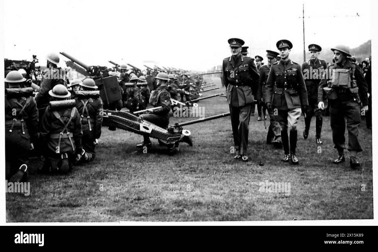 The King inspects 25-pounder field guns in the Southern Command Stock ...
