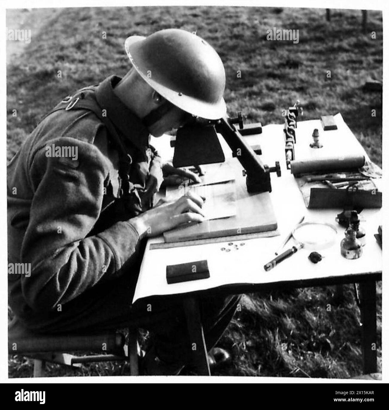 MOBILE MAP MAKING UNIT - Revising details of a map from aerial photographs by means of a special plotting instrument British Army Stock Photo