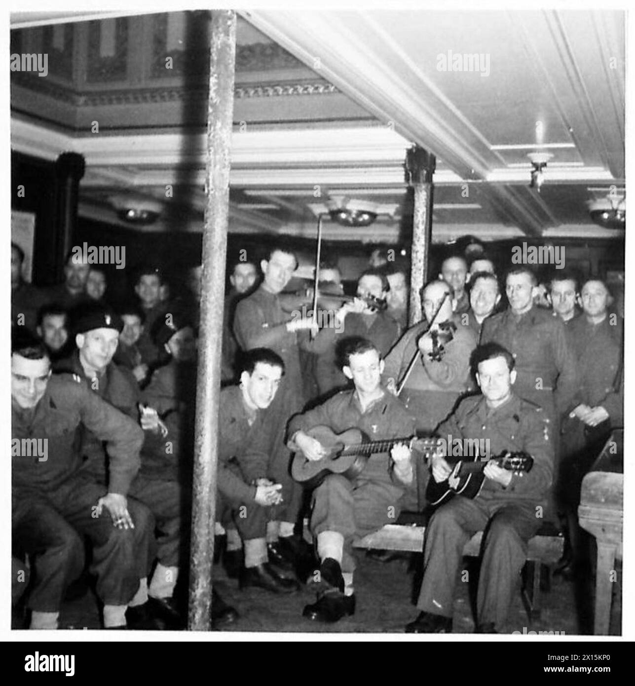 REPATRIATION OF POLISH TROOPS FROM BRITAIN TO POLAND, 1945-1948 - The first contingent of Polish troops who voluntarily decided to return to Poland after the war, amusing themselves with violins and a guitar below decks of SS Banfora at Tilbury. Many of them would face prosecution at the hands of communist regime for serving alongside the Western Allies. Black and white , Polish Army, Royal Navy, SS Banfora Stock Photo