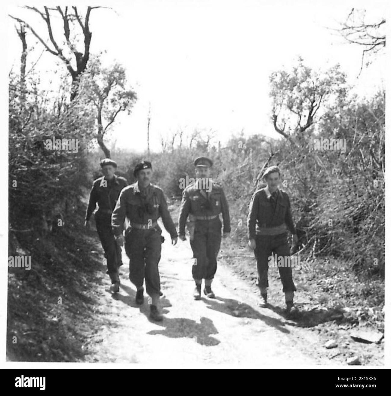 ALLIED ARMIES IN THE ITALIAN CAMPAIGN, 1943-1945 - General Władysław Anders, the CO of the 2nd Polish Corps, being led by Brigadier Thrith (second from the right) towards the British 78th Infantry Division HQ at Cervaro (near Cassino) during his visit to the 78th Division. They are accompanied by Lieutenant Eugeniusz Lubomirski, General Anders' adjutant (first from the left) British Army, Polish Army, Polish Armed Forces in the West, Polish Corps, II, 78th Infantry Division, British Army, 8th Army, Anders, Władysław, Lubomirski, Eugeniusz, Thrith (Brigadier) Stock Photo