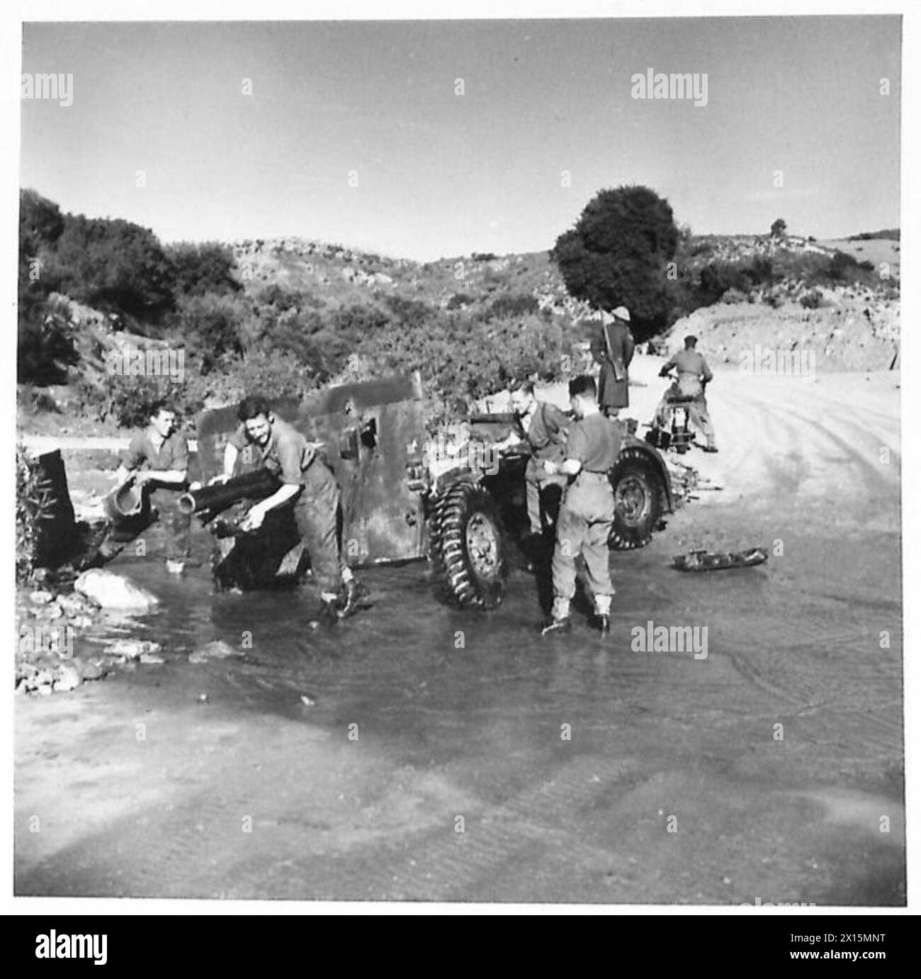 THE BRITISH ARMY IN THE TUNISIA CAMPAIGN, NOVEMBER 1942-MAY 1943 - Crew of a 25 pounder artillery gun taking advantage of a lull to wash down their gun and ammunition carrier at Siliana, 31 January 1943. Troops of the 6th Battalion, Queen's Own (Royal West Kent) Regiment (78th Infantry Division) arrived at Siliana (Djebel-Bargou Front) and moved through Robba to relieve a French unit in the line. They started to advance and continued to do so the following day. 'C' Company carried on the advance and maintained contact with the Italians and after a severe pounding by 25 pounder artillery guns t Stock Photo