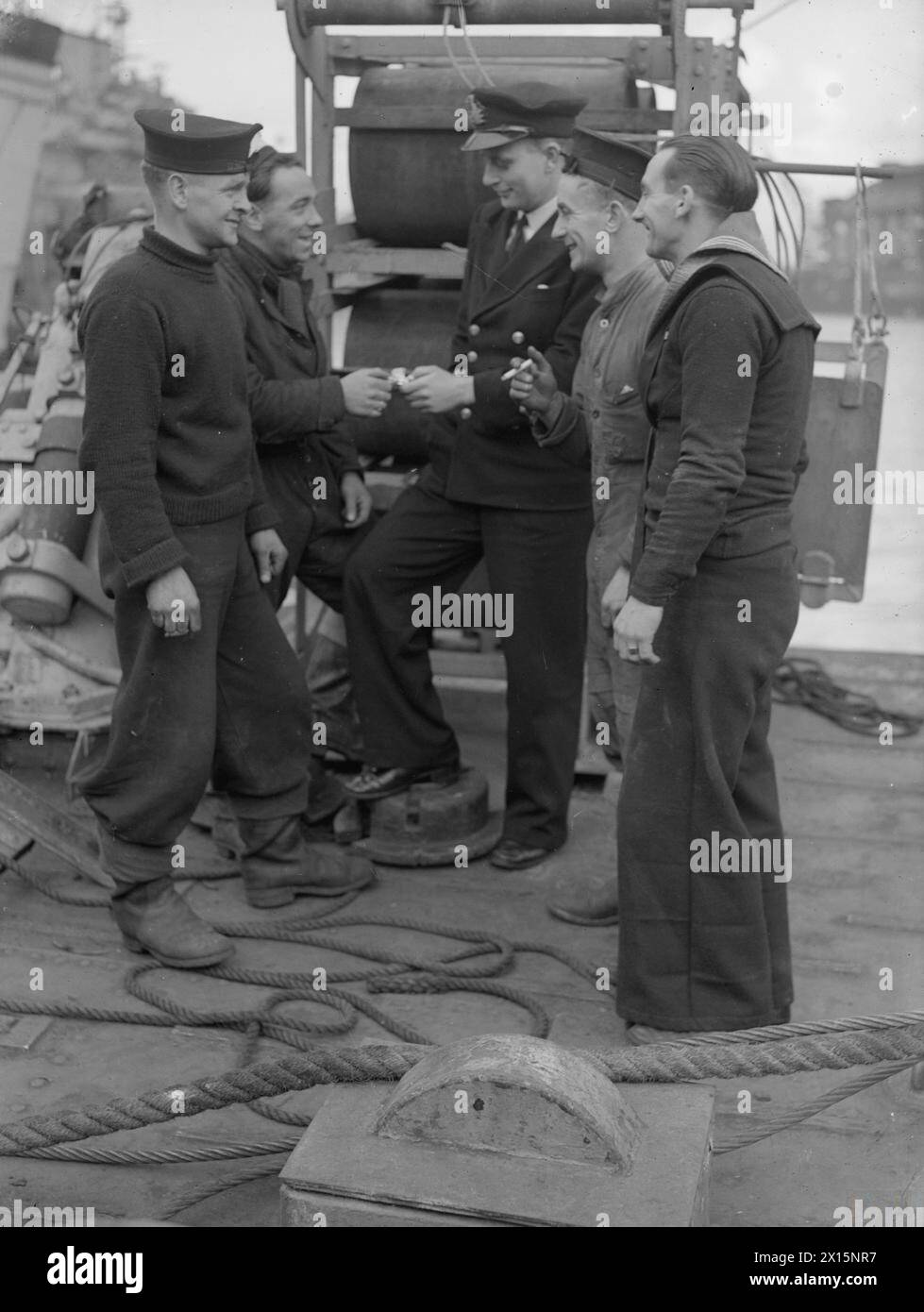 THE FRIGATE HMS SPEY DESTROYS TWO U-BOATS. 2 MARCH 1944, LIVERPOOL. HMS SPEY HUNTED AND SANK TWO U-BOATS IN THE NORTH ATLANTIC RECENTLY, PRISONERS WERE TAKEN FROM BOTH. - Sub Lieutenant Victor Valentine, of Melbourne, Australia, RANVR with members of the depth-charge party. Left to right: Leading Signalman G Brammer, of Southampton; Ordinary Seaman W Howie, of Glasgow; Able Seaman Frank Cheadle, of Leicester, and Able Seaman Thomas I Thompson, of Gateshead Stock Photo
